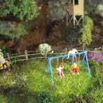 MEF P10630S Miniatuur Schommel met kinderen Schaal 1:87 (H0)
