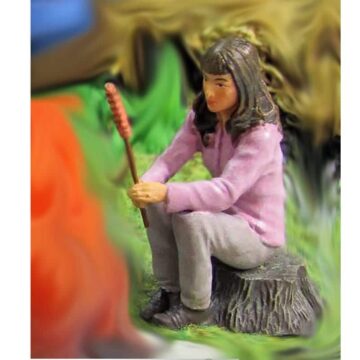 Prehm-miniaturen 500214 vrouw op boomstronk