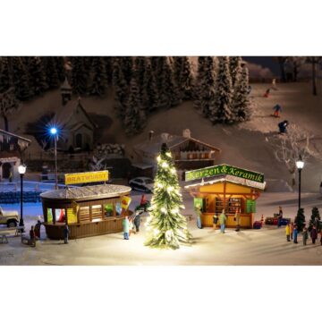 Kerstmarktkraampjes met verlichte kerstboom