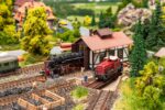 Faller 222104 N Segmentdraaischijf Met Loods Locomotieven
